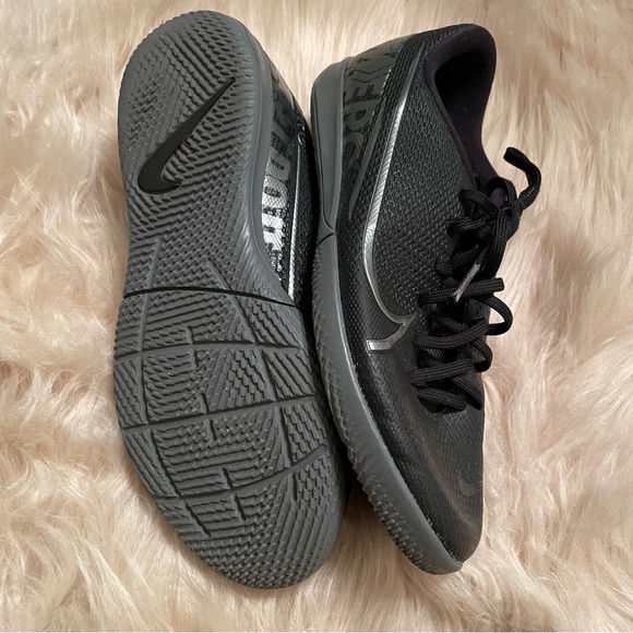 Boys Nike lo top Nike Great Condition - Picture 2 of 2